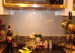 kitchen white glass backsplash