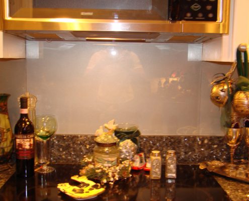 kitchen white glass backsplash